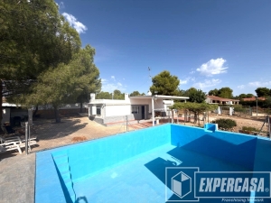 Foto de portada de Chalet con piscina y enorme terreno!! Ref: QP-CHALVILLA250