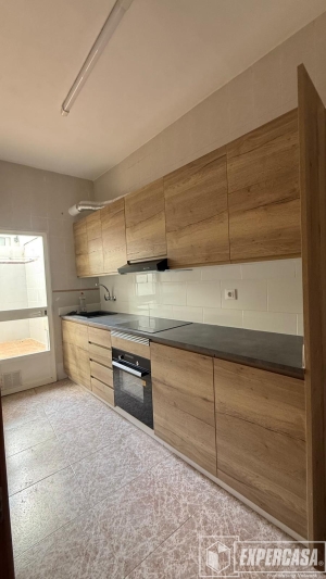 Foto de portada de BAJO EN ALQUILER CON COCINA REFORMADA Y PATIO