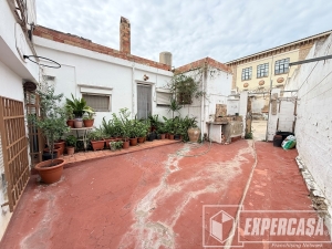 Foto de portada de Casa con patio privado, garaje y cueva en el centro de Paterna