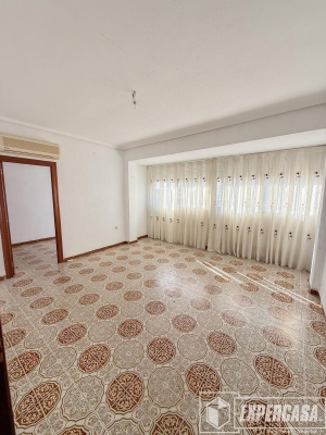Foto de portada de ESTUPENDA VIVIENDA CON VISTAS DESPEJADAS, CON 4 DORMITORIOS, UN BAÑO, Y ASCENSOR.
