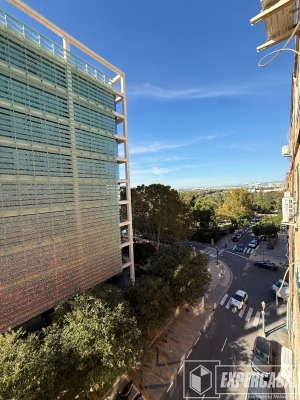 Foto de portada de ESTUPENDA VIVIENDA CON VISTAS DESPEJADAS, CON 4 DORMITORIOS, UN BAÑO, Y ASCENSOR.