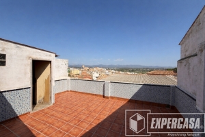 Foto de portada de Casa en venta de dos plantas con terraza y gran potencial, en Llíria