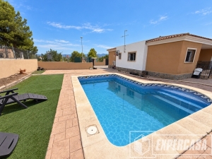 Foto de portada de Chalet urbano con piscina y 4 dormitorios en Urbanización La Xelvaneta